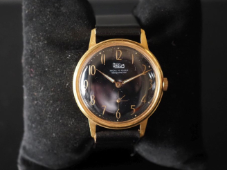Vente aux enchères ORGUS Montre bracelet en métal doré.  Cadran rond à fond noir, chiffre
