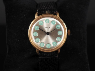 Vente aux enchères PAX, Antichoc Montre bracelet en métal doré.  Cadran rond à pastilles 
