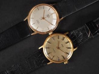 Vente aux enchères PAX Ensemble de deux montres bracelet en métal doré.  Cadrans ronds à 