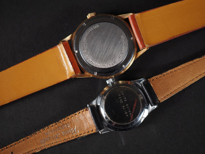 Ensemble comprenant :  - PAX Montre bracelet en métal doré. Cadran ron