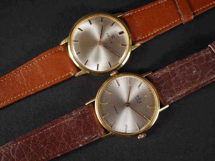 Ensemble comprenant :  - REVUE Ref. K111A Montre bracelet en métal dor