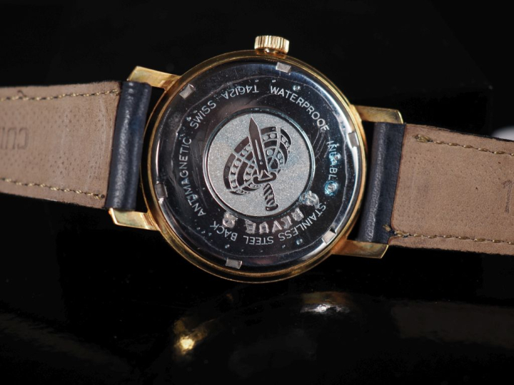 REVUE,  Ref. T4612A Montre bracelet en métal doré.  Cadran à pastilles