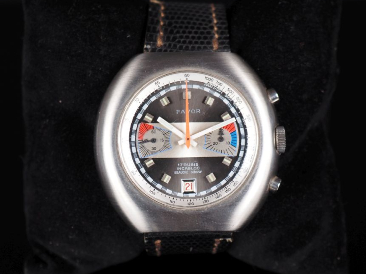 FAVOR, N° 3025 Vers 1970 Chronographe-bracelet en acier. Boîtier tonne
