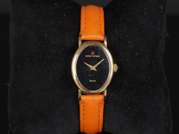 Michel HERBELIN, Paris Montre bracelet de dame, boitier en métal doré.