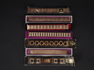 Vente aux enchères Ensemble comprenant sept différents bracelets de montre en métal doré 