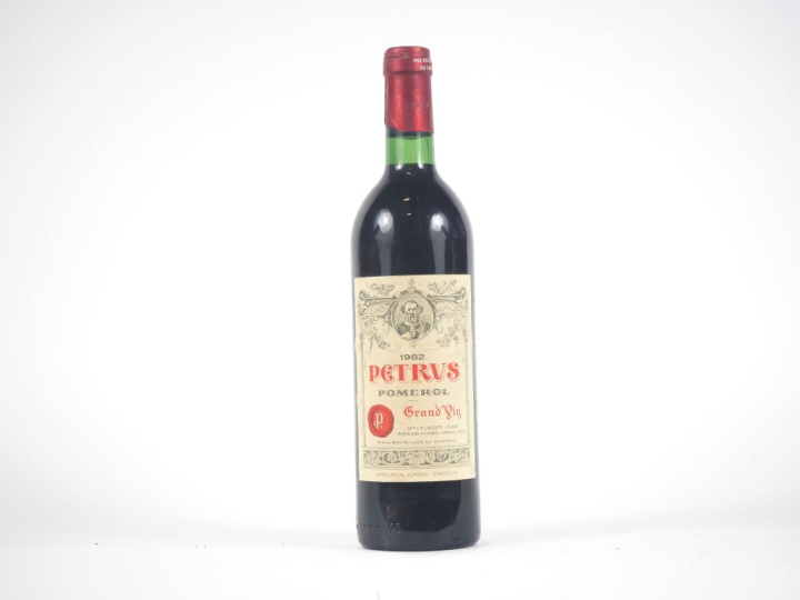 1 BOUTEILLE PETRUS POMEROL - 1982 - BON NIVEAU/ÉTIQUETTE TRÈS LÉGER PL