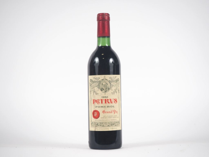 1 BOUTEILLE PETRUS POMEROL - 1982 - BON NIVEAU/ETLS/CAPS TRÈS LÉGER CO