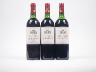 Vente aux enchères 3 BOUTEILLES LES FORTS DE LATOUR PAUILLAC - 1986 - 1 BG/1 LB/1 HEP