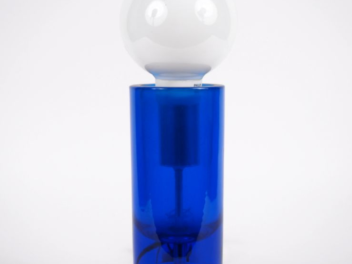 DAUM. Lampe en verre bleu, fut cylindrique. Signée. H. 22,5 cm.