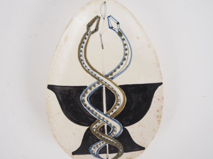 Roger CAPRON. Coupe en céramique polychrome à décor de caducée. Signé 