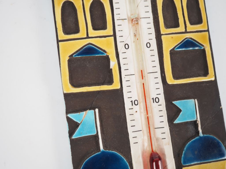 MITHE ESPELT. Thermomètre en céramique polychrome à décor d'oiseau. Di