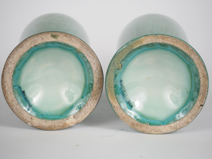 SARREGUEMINES. Paire de vases en céramique verte en forme de verseuses