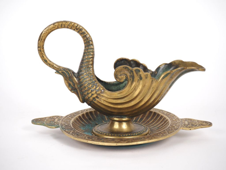 MAX LE VERRIER. "Verseuse" et "coupelle" en bronze. Signées. Dim. 16 x