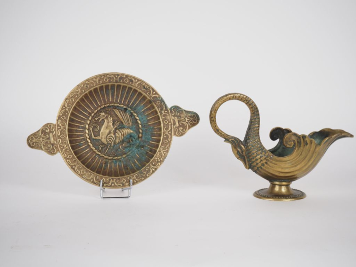 MAX LE VERRIER. "Verseuse" et "coupelle" en bronze. Signées. Dim. 16 x