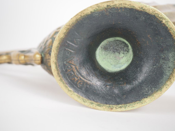 MAX LE VERRIER. "Verseuse" et "coupelle" en bronze. Signées. Dim. 16 x