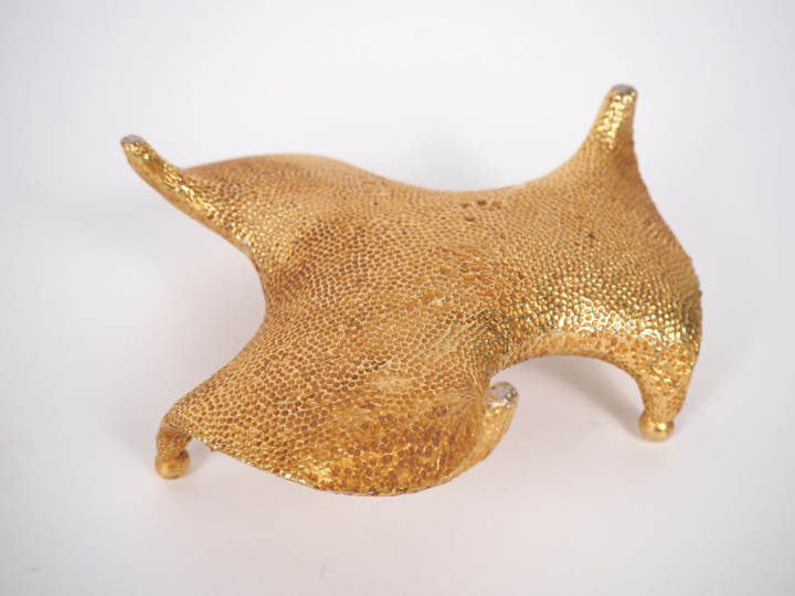 Piètement stylisé années 50 en bronze doré. Signé et numéroté. Dim. 7 