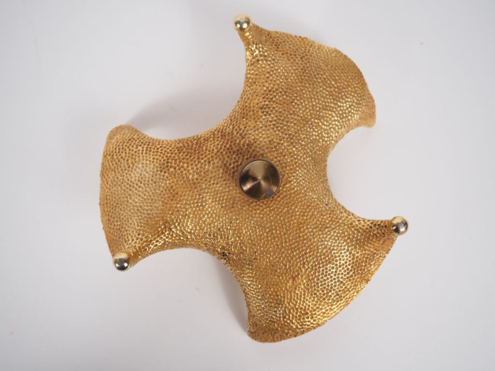 Piètement stylisé années 50 en bronze doré. Signé et numéroté. Dim. 7 