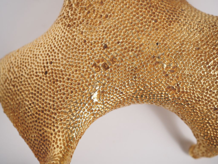 Piètement stylisé années 50 en bronze doré. Signé et numéroté. Dim. 7 