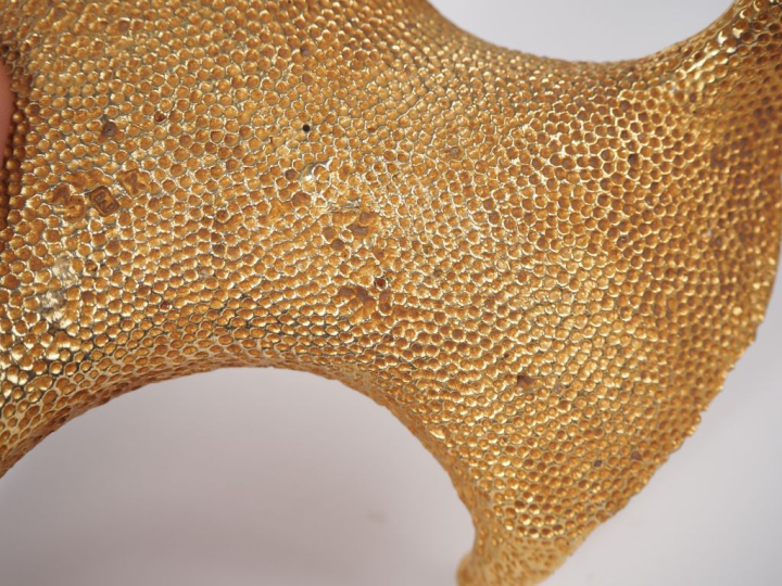 Piètement stylisé années 50 en bronze doré. Signé et numéroté. Dim. 7 