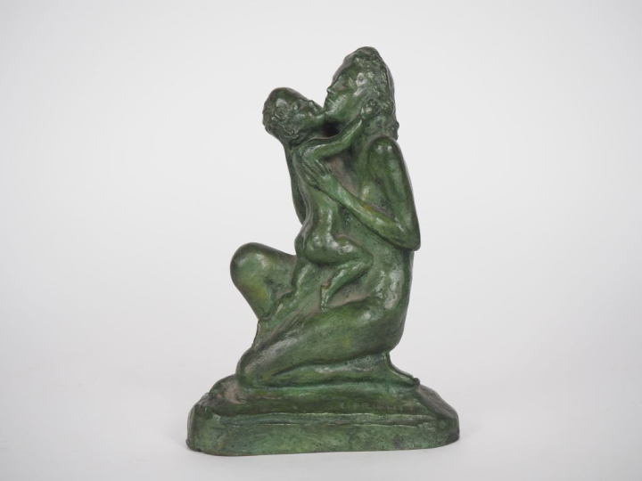 Ugo CIPRIANI. "Maternité". Sujet en bronze à patine verte. Signé. H. 2