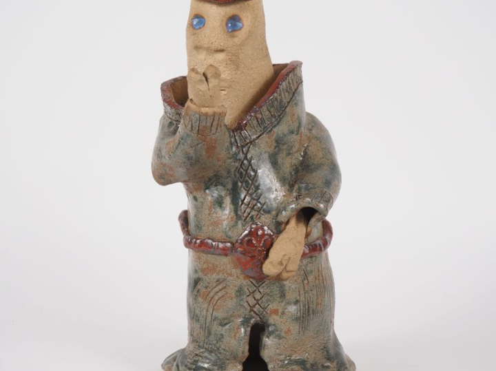 Ecole moderne. "Personnage au bras levé". Sculpture en terre vernissée