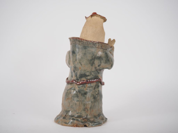 Ecole moderne. "Personnage au bras levé". Sculpture en terre vernissée