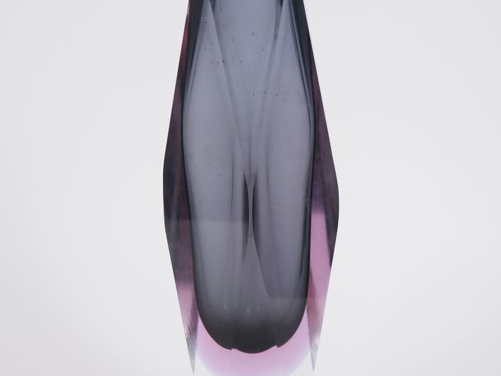 Vase en verre de Murano en cristal bicolore à décor géométrique. H. 30