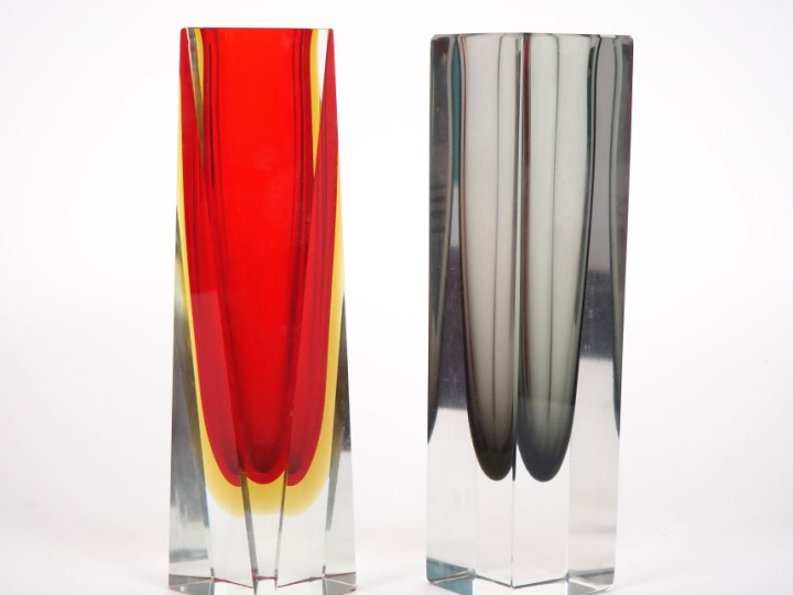 MURANO. Deux différents vases en verre bicolore années 60. H. 25,5 cm.
