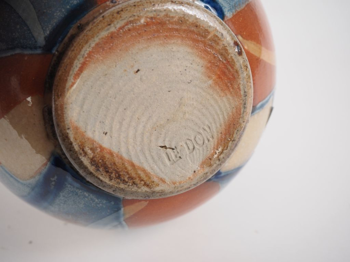 LE DON. Vase boule en céramique polychrome à décor abstrait. Dim. 13,5