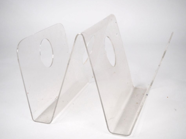 Porte revues années 70 en plexiglass, à deux compartiments. Dim. 29 x 