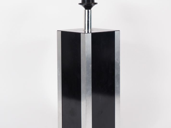 Lampe années 70 en métal chromé sur fond noir. H. 43 cm.