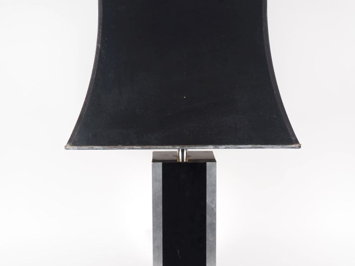 Lampe années 70 en métal chromé sur fond noir. H. 43 cm.