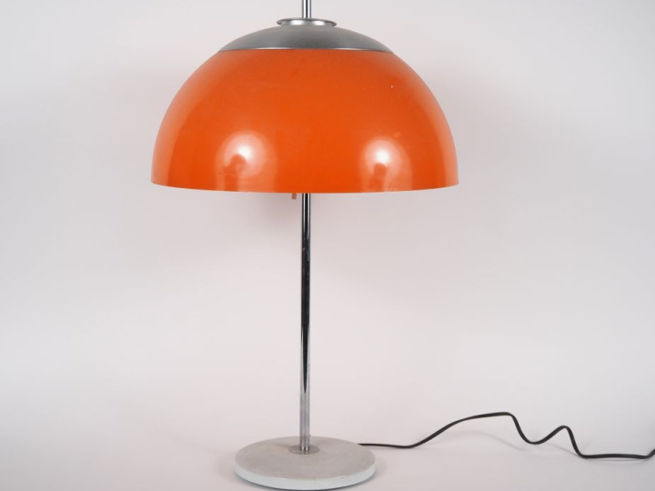 LEDU. Lampe en métal laqué blanc et chromé, abat-jour en plastique ora