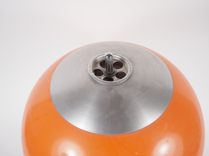 LEDU. Lampe en métal laqué blanc et chromé, abat-jour en plastique ora