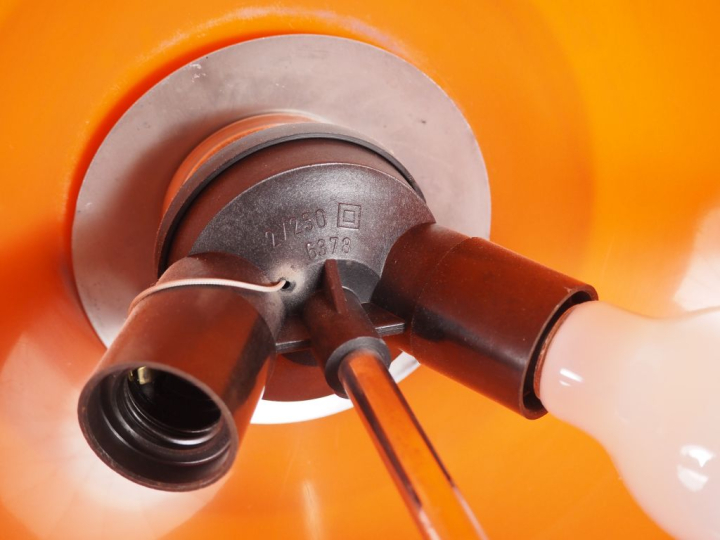 LEDU. Lampe en métal laqué blanc et chromé, abat-jour en plastique ora