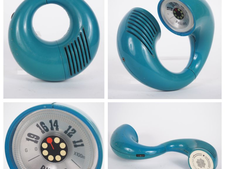 PHILIPS. Radio bracelet années 60 en plastique bleu. Diam. 16 cm.