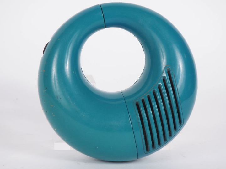 PHILIPS. Radio bracelet années 60 en plastique bleu. Diam. 16 cm.