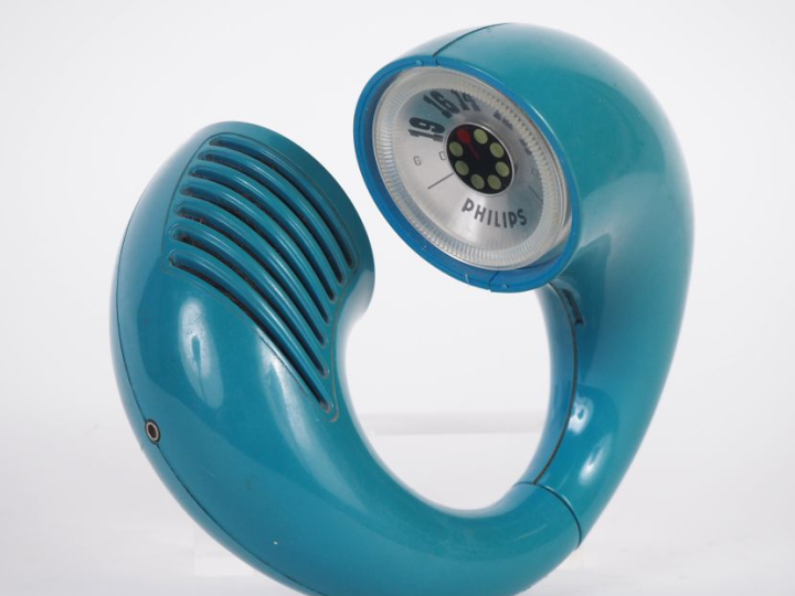 PHILIPS. Radio bracelet années 60 en plastique bleu. Diam. 16 cm.