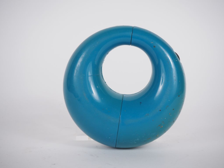 PHILIPS. Radio bracelet années 60 en plastique bleu. Diam. 16 cm.