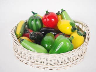 Vente aux enchères Ensemble de fruits décoratifs en verre soufflé polychrome. H. de 10 à 