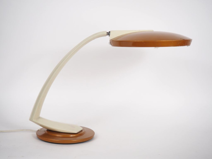 FASE. Lampe "Boomerang" année 60 en métal laqué. Piètement pivotant et