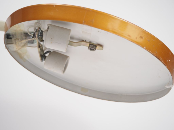 FASE. Lampe "Boomerang" année 60 en métal laqué. Piètement pivotant et