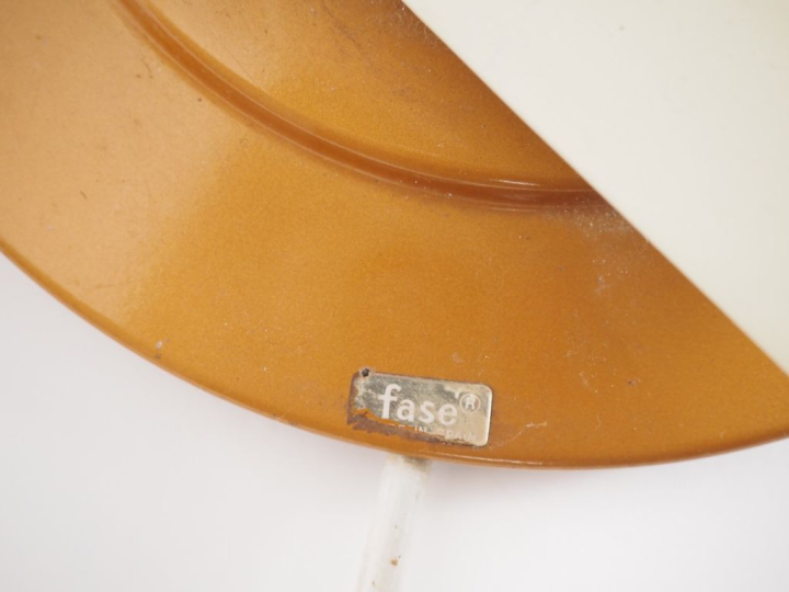 FASE. Lampe "Boomerang" année 60 en métal laqué. Piètement pivotant et