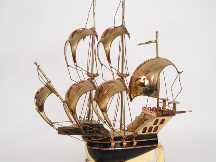 Lampe "voilier" en bois laiton et verre, éclairant à deux lumières. Di