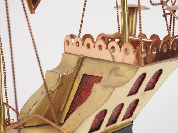 Lampe "voilier" en bois laiton et verre, éclairant à deux lumières. Di