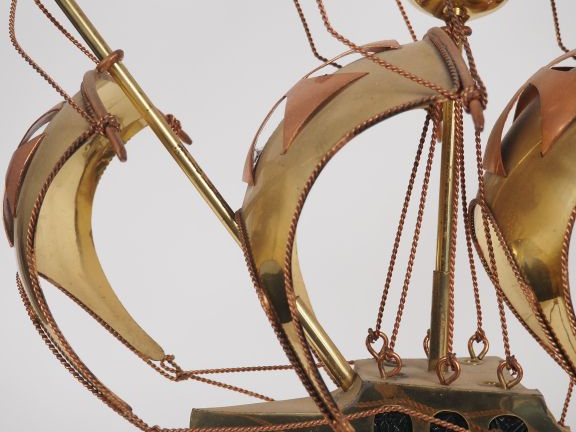 Lampe "voilier" en bois laiton et verre, éclairant à deux lumières. Di