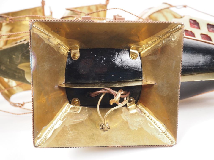 Lampe "voilier" en bois laiton et verre, éclairant à deux lumières. Di