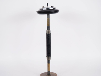 Vente aux enchères Cendrier de style Art Déco en métal chromé, laiton et onyx brun. H. 58