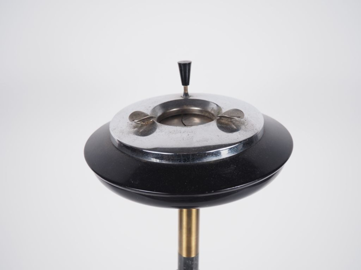 Cendrier de style Art Déco en métal chromé, laiton et onyx brun. H. 58