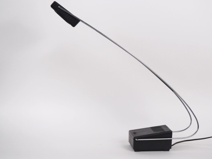 Lampe de bureau vintage en plastique noir et métal chromé, réglable. H